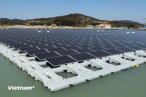 Nhật Bản khánh thành nhà máy điện mặt trời nổi trên mặt nước