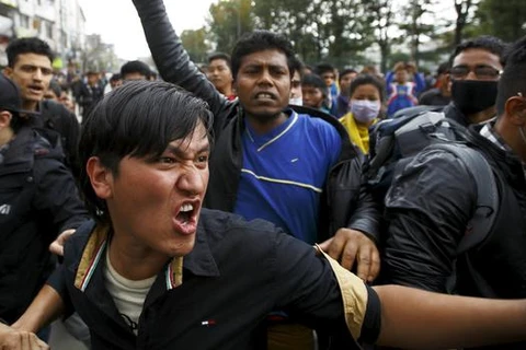 Nepal: Người dân xung đột với cảnh sát sau động đất