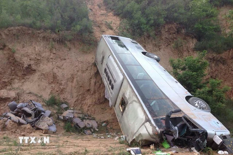 Trung Quốc: Xe khách bị lật và lao xuống vực, hơn 30 người chết