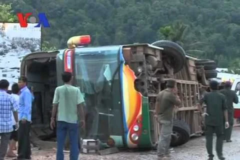Xe buýt tuyến TP.HCM-Phnom Penh va chạm xe tải, 20 người chết