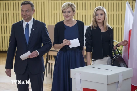 Thăm dò bầu cử Ba Lan: Ứng cử viên đối lập giành chiến thắng