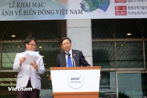 Đại sứ Việt Nam tại Hàn Quốc Phạm Hữu Chí phát biểu tại Lễ khai mạc triển lãm. (Ảnh: Vũ Toàn-Phạm Duy/Vietnam+)
