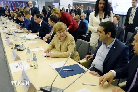 Thủ tướng Đức Angela Merkel (thứ ba, phải), Tổng thống Pháp Francois Hollande và Thủ tướng Hy Lạp Alexis Tsipras (thứ hai, phải) tại cuộc họp thảo luận về cuộc khủng hoảng nợ của Athens. (Nguồn: AFP/TTXVN)