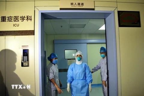 Các nhân viên y tế tại bệnh viện Nhân dân Huệ Châu, tỉnh Quảng Đông, nơi bệnh nhân người Hàn Quốc đang được điều trị cách ly. (Nguồn: THX/TTXVN)