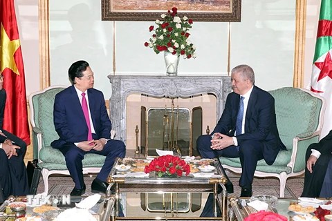 Thủ tướng Nguyễn Tấn Dũng hội đàm với Thủ tướng Cộng hòa Algeria Dân chủ và Nhân dân Abdelmalek Sellal. (Ảnh: Đức Tám/TTXVN) 