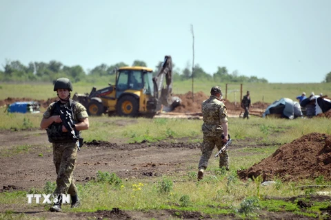Binh sỹ Ukraine đào hào tại khu vực xung đột gần Artemivsk (vùng Donetsk). (Nguồn: AFP/TTXVN)