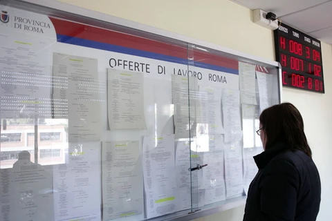 Một người tìm việc đọc thông báo tuyển dụng tại một trung tâm việc làm ở Rome. (Nguồn: Bloomberg)