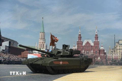Xe tăng T14 Armata của quân đội Nga trong buổi lễ tổng duyệt trên Quảng trường Đỏ chuẩn bị cho lễ diễu binh. (Nguồn: AFP/TTXVN)