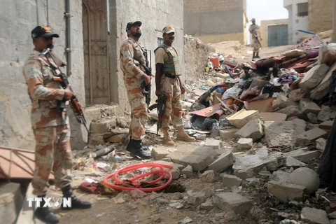 Binh sỹ Pakistan bên căn nhà bị phá hủy trong giao tranh với lực lượng phiến quân. (Nguồn: AFP/TTXVN)