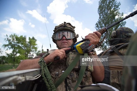Binh sỹ quân đội Ukraine tuần tra tại thị trấn Mariinka. (Nguồn: Getty) 