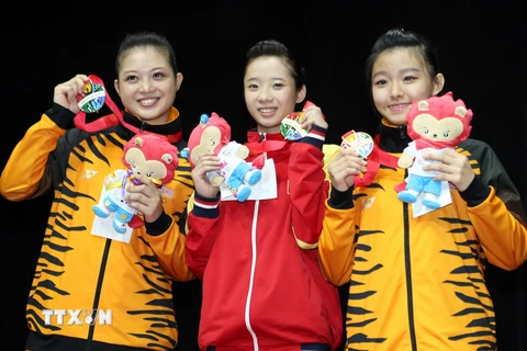 Vận động viên Dương Thúy Vy (giữa) trên bục nhận Huy chương Vàng. (Ảnh: Quốc Khánh/TTXVN)