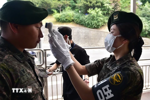 Kiểm tra thân nhiệt tại lối vào Bộ Quốc phòng ở thủ đô Seoul ngày 9/6.(Nguồn: AFP/TTXVN)