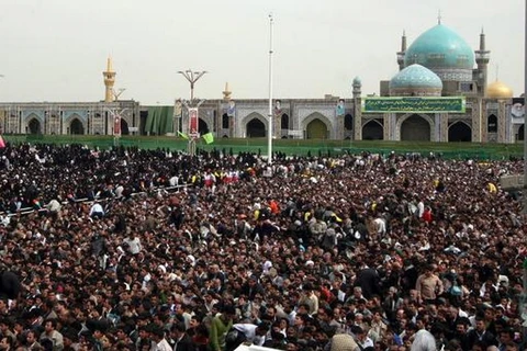 Hàng nghìn người hành hương Iran tập trung tại thành phố Mashhad. (Nguồn: Yahoo)