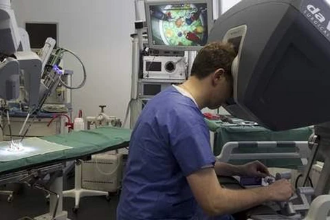 Phẫu thuật viên thực hiện phẫu thuật với sự trợ giúp của robot Da Vinci. (Nguồn: Belga) 