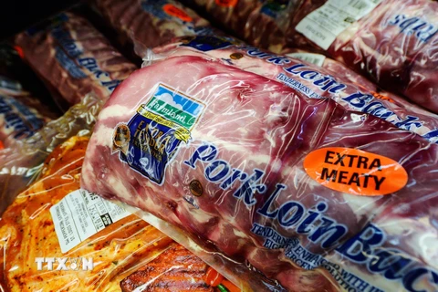 Các sản phẩm thịt lợn Farmland được bán tại một siêu thị ở Pico Rieva, California(Mỹ). (Nguồn: AFP/TTXVN)