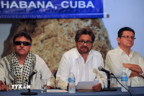 Đại diện đàm phán cấp cao FARC Ivan Marquez (giữa) trong cuộc họp báo sau khi kết thúc vòng đàm phán hòa bình thứ 37 giữa Chính phủ với đại diện FARC. (Nguồn: AFP/TTXVN)