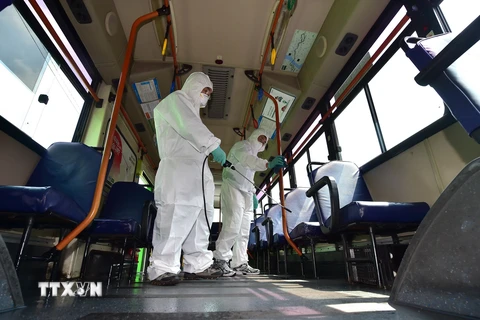 Nhân viên y tế Hàn Quốc phun thuốc khử trùng để ngăn chặn sự lây lan của MERS tại thủ đô Seoul. (Nguồn: AFP/TTXVN)