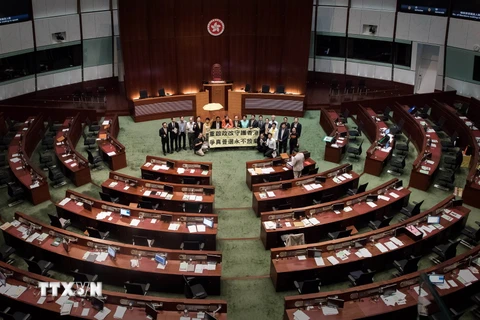 Các nghị sỹ Hong Kong sau cuộc bỏ phiếu ngày 18/6. (Nguồn: AFP/TTXVN)