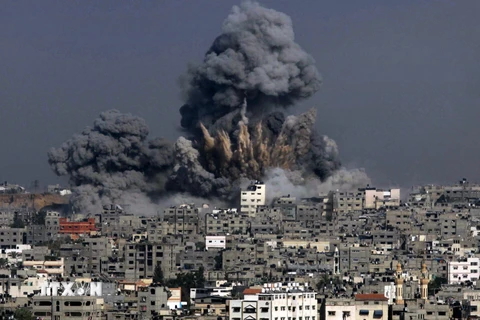 Máy bay Israel oanh kích xuống Dải Gaza. (Nguồn: AFP/TTXVN)