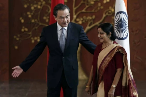 Ngoại trưởng Ấn Độ Sushma Swaraj (phải) và người đồng cấp Trung Quốc Vương Nghị. (Nguồn: Reuters)