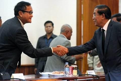 Thủ tướng Campuchia Hun Sen, Chủ tịch đảng Nhân dân Campuchia (CPP) cầm quyền (phải) và Chủ tịch đảng Cứu nguy dân tộc Campuchia (CNRP) đối lập Sam Rainsy. (Nguồn: AFP)