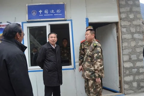 Nguyên Cục trưởng Cục an ninh khu tự trị Tây Tạng Nhạc Đại Khắc (giữa). (Nguồn: news.cn)