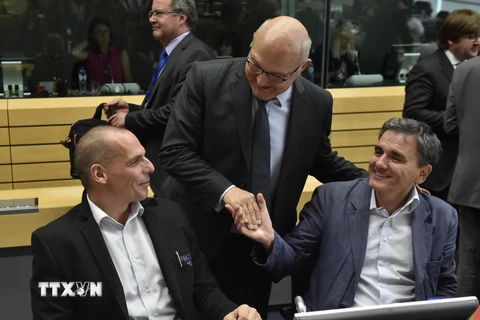 Bộ trưởng Tài chính, Kinh tế và Thương mại Pháp Michel Sapin (giữa) và Bộ trưởng Tài chính Hy Lạp Yanis Varoufakis trước cuộc họp. (Nguồn: AFP/TTXVN)
