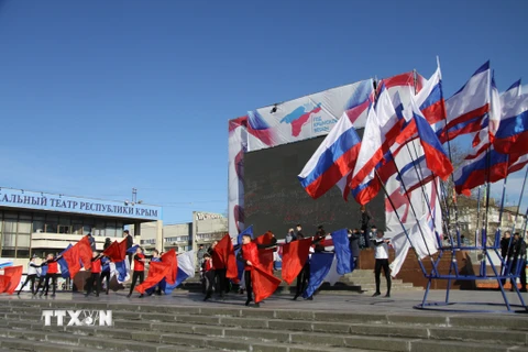 Người dân kỷ niệm một năm Crimea được sáp nhập vào Nga. (Ảnh: Duy Trinh/TTXVN) 