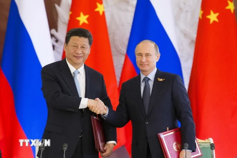 Tổng thống Vladimir Putin (phải) và Chủ tịch Tập Cận Bình tại lễ ký các thỏa thuận hợp tác song phương. (Nguồn: THX/TTXVN)