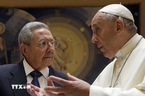 Giáo hoàng Francis I (phải) và Chủ tịch Raul Castro tại cuộc gặp ở Vatican. (Nguồn: AFP/TTXVN)