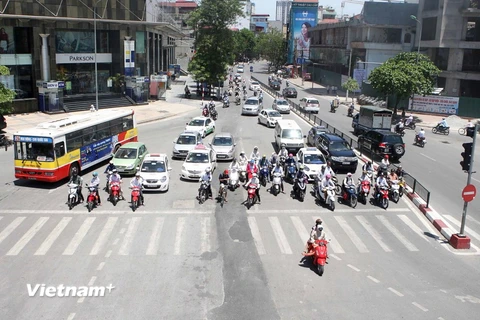 Dừng chờ đèn đỏ là một cực hình với người tham gia giao thông trong những ngày nắng nong. (Ảnh: Minh Quyết/Vietnam+)