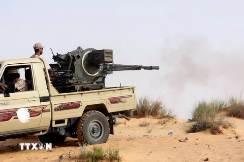 Các tay súng thuộc Bình minh Libya giao tranh với lực lượng trung thành với Chính phủ Libya tại Sabratha. (Nguồn: AFP/ TTXVN)
