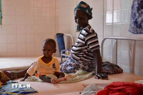 Trẻ em bị suy dinh dưỡng điều trị tại bệnh viện ở Tillaberi, Tây Niger. (Nguồn: AFP/TTXVN)