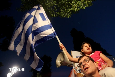 Người dân Hy Lạp ăn mừng tại thủ đô Athens sau khi kết quả trưng cầu dân ý được công bố. (Nguồn: THX/TTXVN)