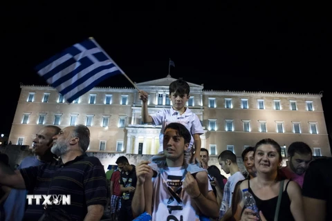 Người dân tại thủ đô Athens mừng chiến thắng sau kết quả sơ bộ cuộc trưng cầu dân ý. (Nguồn: AFP/TTXVN)