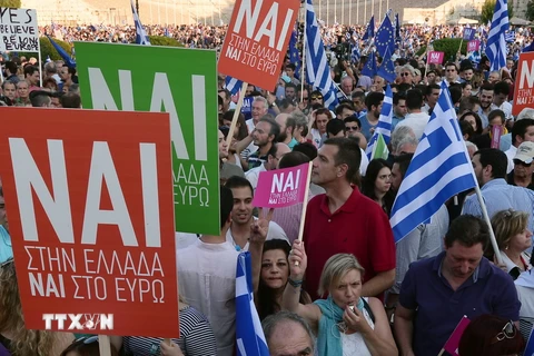 Hàng chục nghìn người tuần hành ủng hộ kế hoạch kinh tế khắc khổ tại Athens. (Nguồn: AFP/TTXVN)