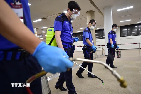 Nhân viên y tế Hàn Quốc phun thuốc khử trùng nhằm ngăn chặn sự lây lan của MERS tại thủ đô Seoul. (Nguồn: AFP/TTXVN)