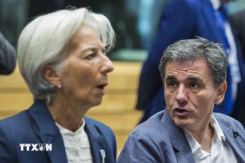 Bộ trưởng Tài chính Hy Lạp Euclid Tsakalotos (phải) và Giám đốc điều hành Quỹ tiền tệ Quốc tế Christine Lagarde tại cuộc họp Bộ trưởng Tài chính Eurozone. (Nguồn: AFP/TTXVN) 