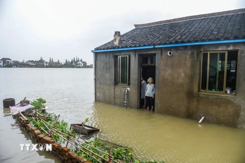 Cảnh ngập lụt do mưa lớn sau khi bão Chan-hom quét qua làng Chejiu, tỉnh Chiết Giang. (Nguồn: THX/TTXVN)