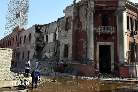 Nhân viên an ninh Ai Cập điều tra tại hiện trường lãnh sự quán Italy sau vụ nổ. (Nguồn: AFP/TTXVN)