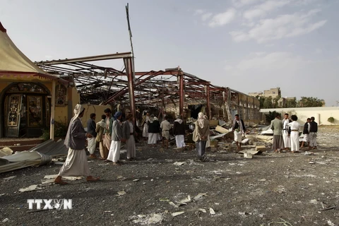 Một ngôi nhà bị phá hủy trong cuộc không kích của liên quân tại Sanaa, vài giờ trước khi lệnh ngừng bắn nhân đạo có hiệu lực. (Nguồn: AFP/TTXVN)