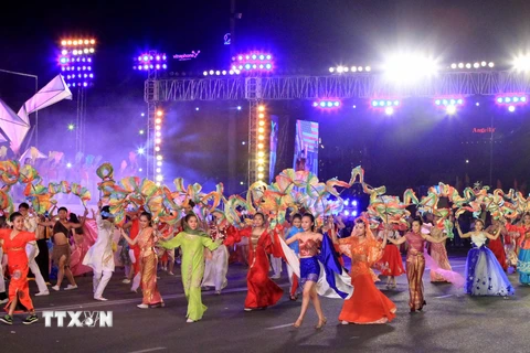 Lễ hội đường phố đa sắc màu tại Festival Biển 2015. (Ảnh: Nhật Anh/TTXVN)