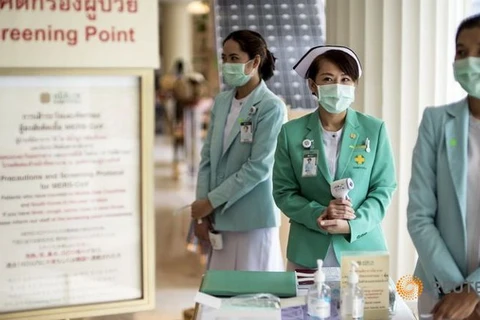 Nhân viên y tế đeo khẩu trang phòng MERS tại một bệnh viện ở Hàn Quốc. (Nguồn: Reuters)