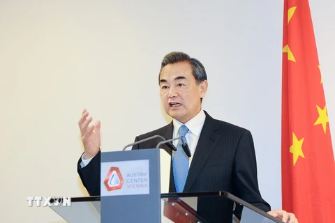 Bộ trưởng Ngoại giao Trung Quốc Vương Nghị trả lời báo giới tại Vienna, Áo. (Nguồn: THX/TTXVN)