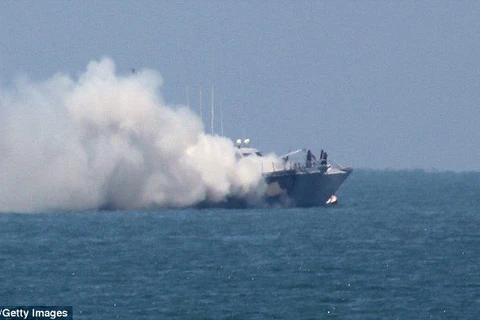 Chiếc tàu bị đốt cháy. (Nguồn: dailymail.co.uk)