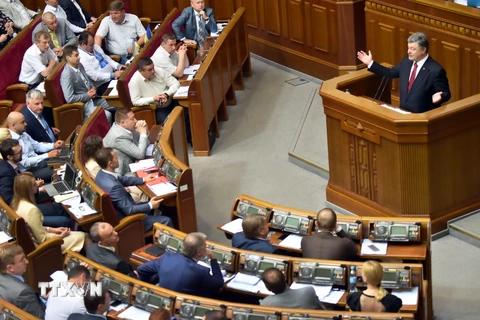Tổng thống Ukraine Petro Poroshenko (phải) phát biểu tại một phiên họp Quốc hội. (Nguồn: AFP/TTXVN)