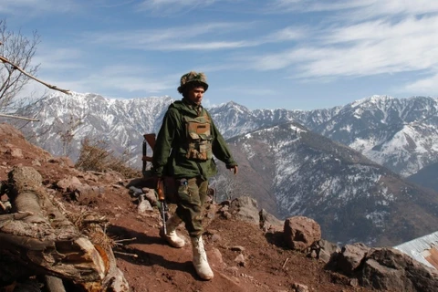 Một binh sỹ Ấn Độ tuần tra gần Ranh giới kiểm soát (LoC). 