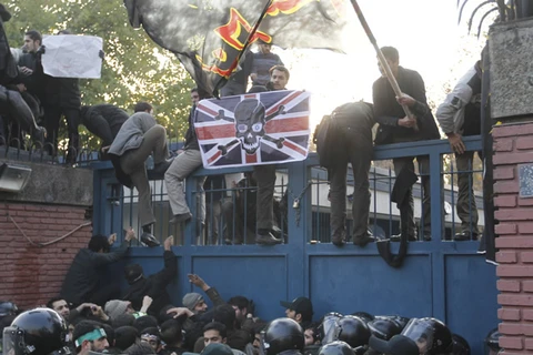 Sinh viên Iran biểu tình leo qua bức tường của Đại sứ quán Anh trong một cuộc biểu tình hồi năm 2011 tại Tehran. (Nguồn: UPI)