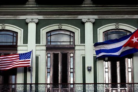 Cờ Cuba và cờ Mỹ bay trên ban công của khách sạn Saratoga ở La Habana. (Nguồn: AP) 