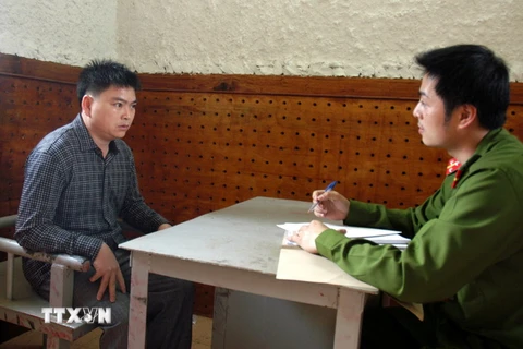 Giám đốc đơn vị thi công cầu Chu Va 6 Nguyễn Văn Ký tại trại tạm giam Công an tỉnh Lai Châu. (Ảnh: Nguyễn Công Hải/TTXVN)